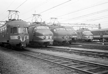 859314 Afbeelding met van links naar rechts een electrisch treinstel mat. 1940, een electrisch treinstel mat. 1954 (nr. ...